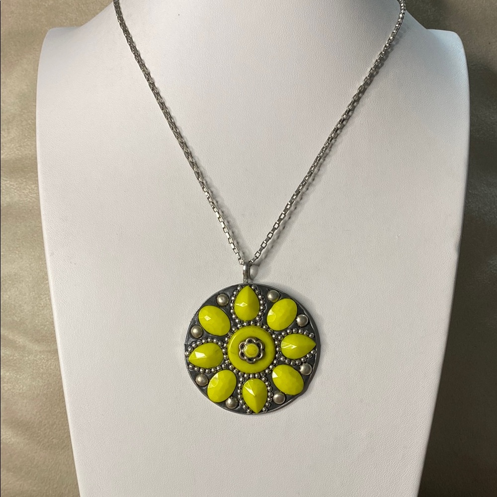 10/$10 ZAD Yellow Floral Pendant Necklace NWT